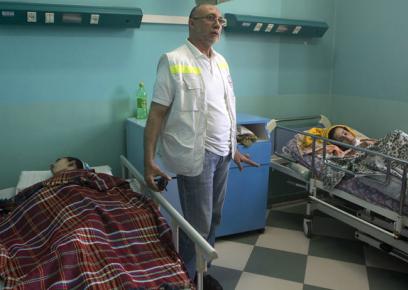 ד"ר באסמן אל-עשי, מנהל בית החולים אל-ואפא ושניים מהחולים. צילום: אן פק, אקטיבסטילס, 15.7.14