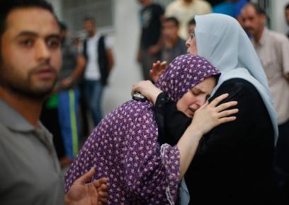 אמם של וסים וג'יהאד שחייבר שנהרגו בהפצצה. צילום: מוחמד סאלם, רויטרס, 17.7.14