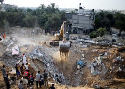 Search for victims amongst the rubble of a house bombed in Khan Younis. Photo: Ibrahim Abu Mustafa, Reuters, 21 July 2014