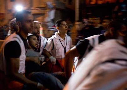 פינוי פצוע בהפגנה ליד מחסום קלנדיה, 24.7.14. צילום: אורן זיו, אקטיבסטילס