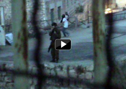 مستوطن يلقي الحجارة بالقرب من جندي، من التوثيق بالفيديو