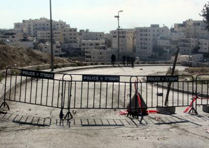 حاجز شرطة في مدخل العيساوية. تصوير: عامر عاروري، بتسيلم، 8.9.14