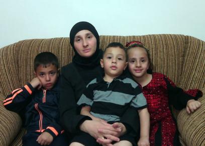 نادية ابو الجمل واولادها. الصورة بلطف من العائلة.