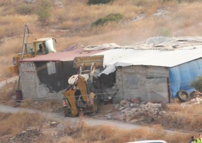 هدم مبنى في قرية العقبة في غور الاردن. 5/8/2015. تصوير: عارف ضراغمة، بتسيلم