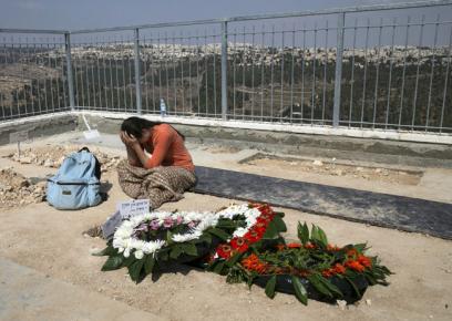 إمرأة تبكي بالقرب من قبرإيتام ونعمة هنكين. تصوير: باز راتنير، رويتيرز، 2/10/2015.