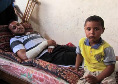 يحيى حسّان وابنه محمد البالغ من العمر خمسة أعوام في منزل أقاربهم. تصوير: خالد العزايزة، بتسيلم، 13/10/2015.