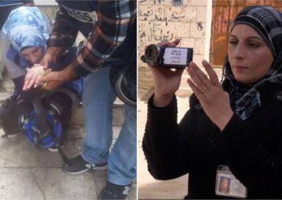 منال الجعبري اثناء عملها وبعد الاصابة بيدها من عيار معدني مغلف بالمطاط.