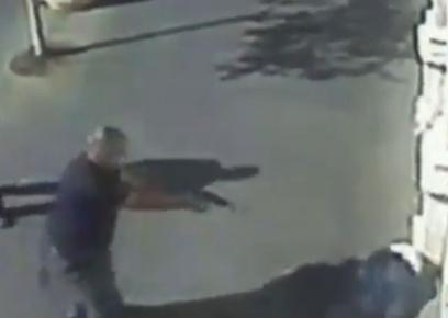 شرطي يطلق النار على هديل عواد، 14 عاما، المستلقية على الأرض بدون حراك بعد أن طعنت مارة بواسطة مقص، القدس، 23/11/2015. الصورة مأخوذة من توثيق بالفيديو