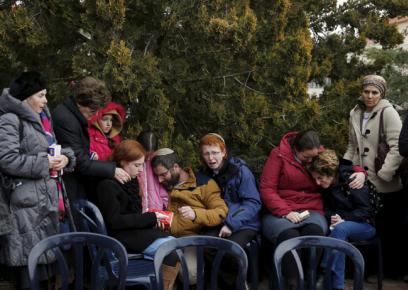 زوج وأبناء دفنة مئير أثناء تشييع جثمانها في مستوطنة عتنائيل، 18.1.16. تصوير: رونين زفولون، رويترس