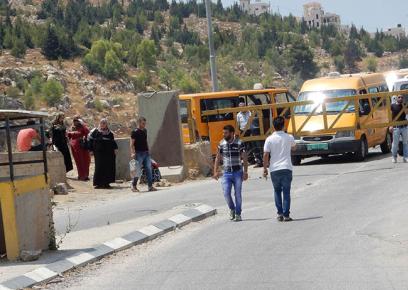 Roadblock at the entrance to al-Fawwar Refugee Camp: Residents return home with groceries. Photo by Nasser Nawaj'ah, B'Tselem.