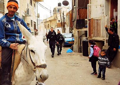 Residents and police in the neighborhood of Batan al-Hawa. Photo by Hussam ‘Abed, B’Tselem, 29 Nov. 2016