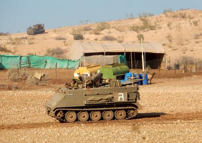 אימונים צבאיים בח'ירבת א-ראס אל-אחמר, דצמבר 2016. צילום: עארף דראר'מה, בצלם, 8.12.17