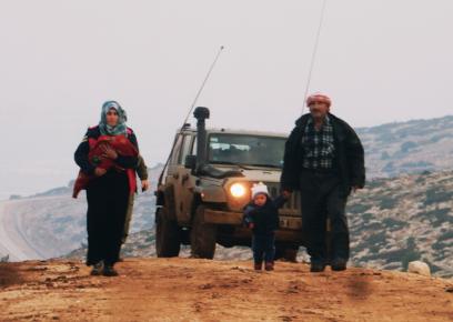 ג'יפ צבאי מלווה משפחה פלסטינית במהלך פינוי זמני באיבזיק, בקעת הירדן, 21.12.16. צילום: עארף דראר'מה, בצלם.