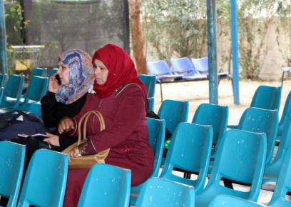 صورة توضيحية: في الجانب الفلسطيني من حاجز إيرز، نساء في انتظار أن يُسمح لهنّ بالعبور إلى الجانب الإسرائيلي. تصوير: محمد صباح، بتسيلم، 28.2.17.