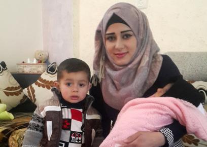 רוונד חנני, תושבת בית פוריכ, עם ילדיה. צילום: סלמא א-דיבעי, בצלם