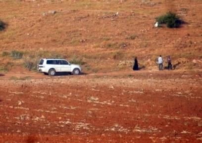 כוחות הביטחון מלווים משפחה המתפנה מהקהילה. צילום: עארף דראר'מה, בצלם, 5.4.17.