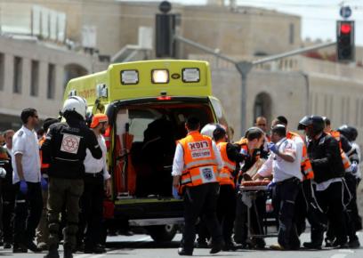 צוות רפואי מפנה את אחד הפצועים באירוע. צילום: עמאר עוואד, רויטרס, 14.4.17.