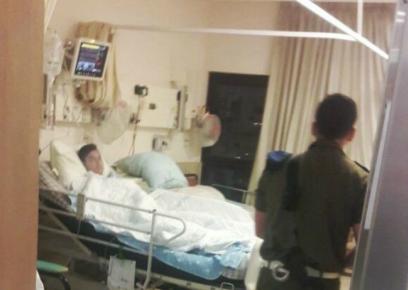 נ.ר. במיטתו בבית החולים ואחד החיילים שהוצבו בחדרו. התמונה צולמה על-ידי אמו של נ.ר., כשישבה מחוץ לחדר ולא הורשתה להיכנס.