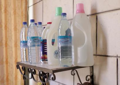 אגירת מים בבקבוקים בעיר שכם. צילום: סלמא א-דיבעי, שכם, 7.9.17