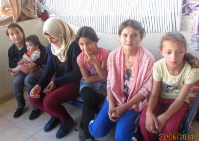 ילדי משפחת עוואוודה בבית המיועד להריסה. צילום: מנאל אל-ג'עברי, בצלם, 23.6.14