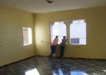 ילדי הבית מביטים על אחד החדרים הריקים שפונו לקראת ההריסה