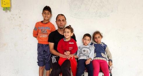 Amjad ’Afanah with his children. Photo by Khaled al-’Azayzeh, B'Tselem, 28 Nov. 2022