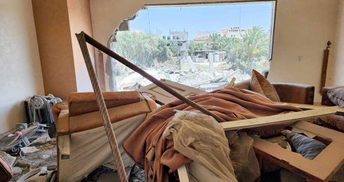 شقة أحمد الديرواي بعد القصف. تصوير: خالد العزايزة، بتسيلم  