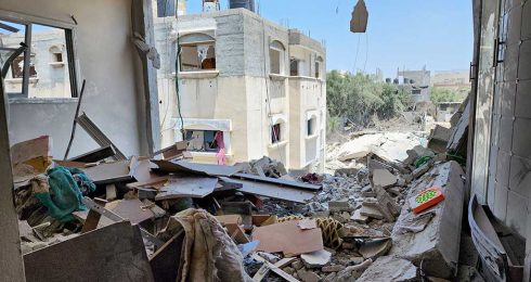 شقة أحمد الديرواي بعد القصف. تصوير: خالد العزايزة، بتسيلم  