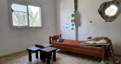 شقة أحمد الديرواي بعد القصف. تصوير: خالد العزايزة، بتسيلم  