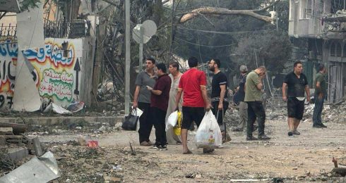  سكان بين الدمار في حي الرمال في مدينة غزة. تصوير: محمد صباح، بتسيلم