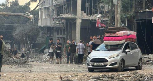 مواطنون ينزحون عن حي الرمال المُدمَّر في مدينة غزة. تصوير: محمد صباح، بتسيلم