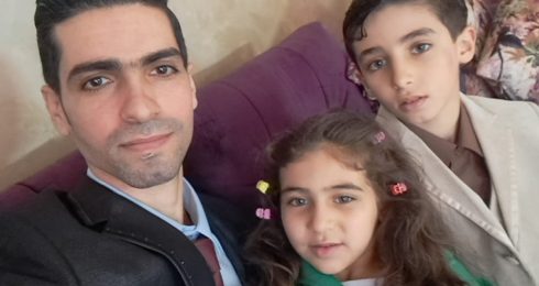 عصام الداعور مع ابنته جوري وابنه فضل الذي استُشهد جرّاء قصف منزل الأسرة. صورة قدّمها الأب مشكوراً