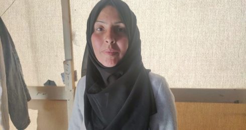  فاطمة بكر في خيمة العائلة في رفح. تصوير: ألفت الكُرد، بتسيلم، 16.3.24