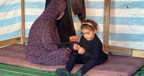 حنان صالح وحفيدتها جوليا في الخيمة في مخيّم النازحين في رفح. تصوير محمد صباح، بتسيلم، 7.3.24