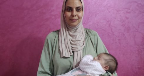 وفاء الكرد ـ عيسى مع طفلتها. تصوير: خالد العزايزة، بتسيلم، 11.4.24 