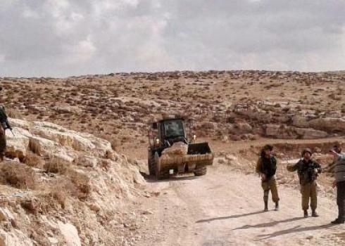 جرافة عسكرية تقود صخور لإغلاق طريق في مسافر يطا، 9.11.17. تصوير: نضال يونس، رئيس مجلس مسافر يطا، المقيم في خربة جنبة.