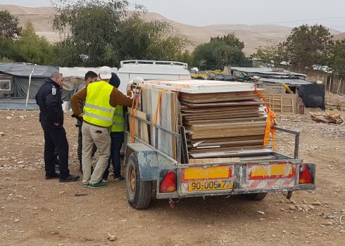 المصادرة في تجمع مدرسة خان الأحمر هذا الصباح. تصوير: عميت جيلوتس. بتسيلم.