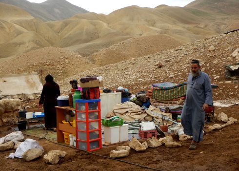 افراد عائلة بني منية بجانب أنقاض خيمتهم. تصوير: عارف دراغمة، بتسيلم، 24.1.18.