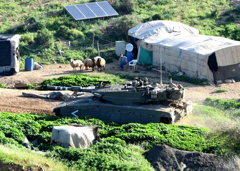 دبابة بالقرب من منازل السكان في أم الجمال الواقعة شمال غور الأردن. تصوير: عارف ضراغمة، بتسيلم، 7.3.18