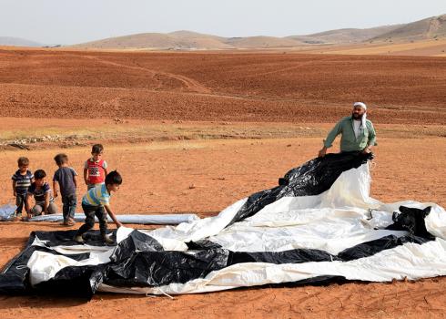 أحد سكان خربة حمصة يقيم مأوى مؤقت. تصوير: عارف دراغمة، بتسيلم. 1.5.18.