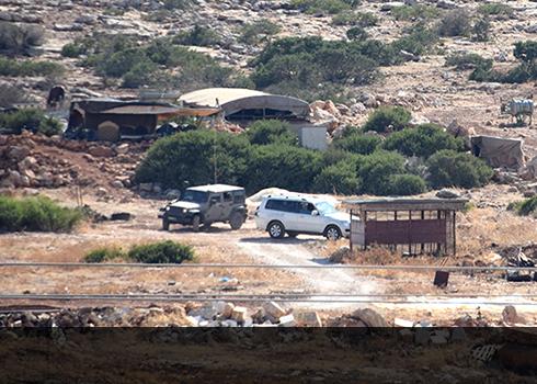 כלי-רכב של הצבא והמנהל במתחם המגורים של המשפחה. צילום: עארף דראר'מה, בצלם, 7.8.18