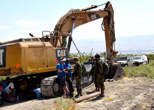Confiscation of bulldozer. Photo: ‘Aref Dagharmeh, B'Tselem, 17 August 2018