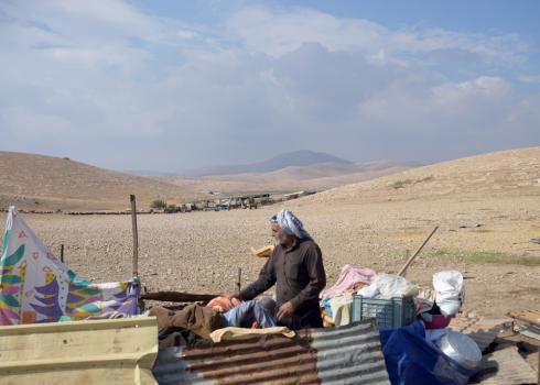 عمر بشارات من سكّان الحديديّة بالقرب أنقاض ممتلكاته. تصوير عارف ضراغمة، بتسيلم، 6.11.2018