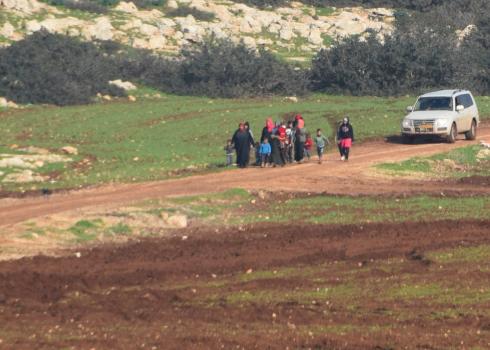 جيب الإدارة المدنيّة يتتبّع أفراد الأسر بعد إخلائهم من منازلهم ومغادرتهم مشيًا. تصوير عارف دراغمة، بتسيلم، 23.12.18