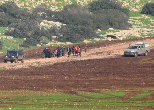 Residents evacuated from Khirbet Ibzik. Photo by 'Aref Daraghmeh, B'Tselem, 26 Dec. 2018