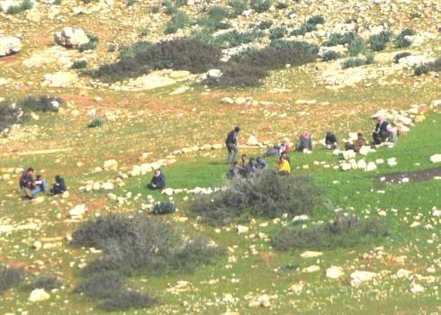 بعض أفراد الأسر التي جرى إخلاؤها من منازلها. تصوير عارف دراغمة، بتسيلم، 13.1.19.