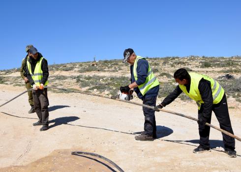 אנשי המנהל האזרחי חותכים את צינור המים של קהילות מסאפר יטא. צילום: נסר נוואג'עה, בצלם, 13.2.19