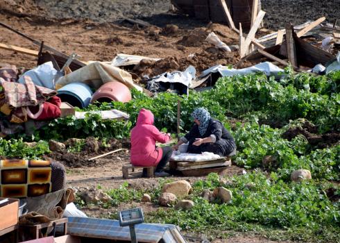 בנות המשפחה מכינות גבינה ליד חורבות ביתן. צילום: עארף דראר'מה, בצלם, 19.2.19