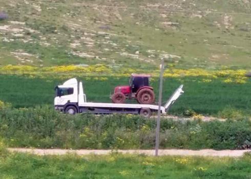 תיאור תמונה: החרמת הטרקטור הבוקר בח'ירבת א-ראס אל-אחמר. צילום: עארף דראר'מה, בצלם, 13.3.19