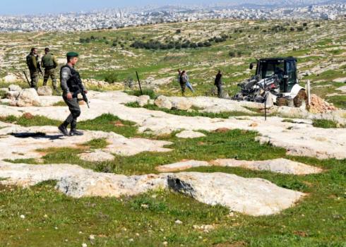 דחפור המנהל האזרחי הורס את בור המים. צילום:  נסר נווג'עה, בצלם, 18.3.19 